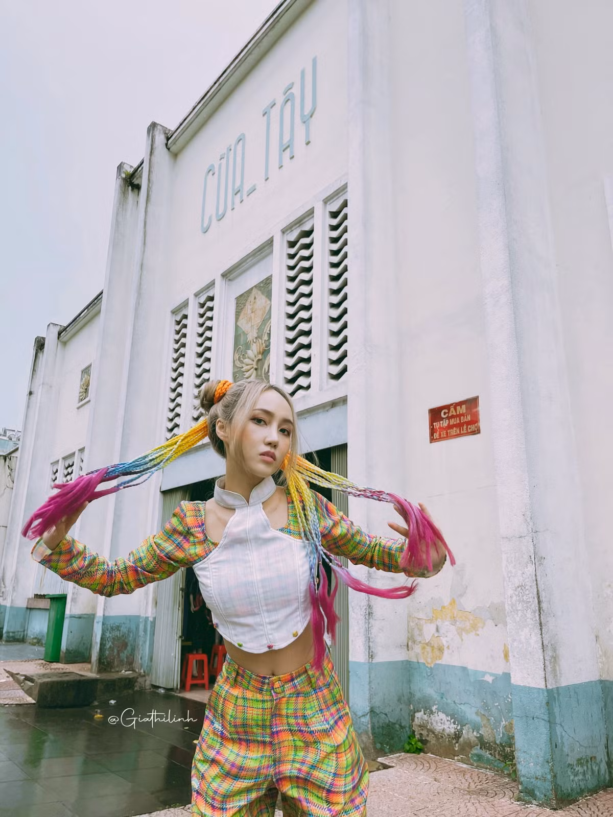Dù hiện là một fashionista được rất nhiều người biết đến nhưng Gia Thị Linh vẫn cảm thấy bản thân rất bình thường. Cô cũng có những hỉ nộ ái ố, những nỗi lo cơm áo gạo tiền như bao người và những trăn trở vì đam mê ấp ủ còn chưa thực hiện được.