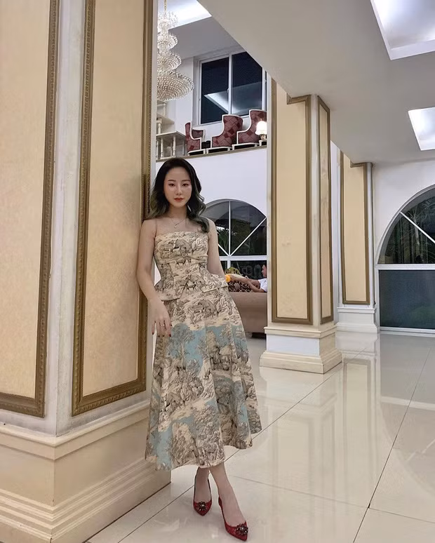 Thảo Trinh chính là tiểu thư RMIT từng gây xôn xao trên MXH khi đi xe Lexus, được bố mẹ tặng đồng hồ hàng chục nghìn USD, nhẫn kim cương,... trong dịp sinh nhật.