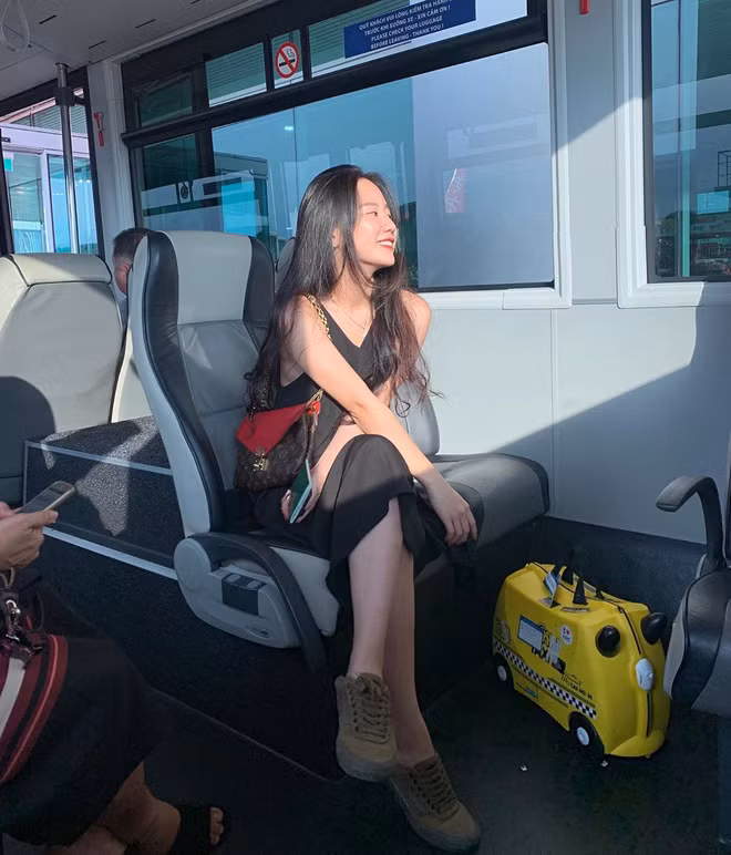 Trước đó trên trang cá nhân của mình, rich kid RMIT cũng thả nhẹ vài con ảnh với bộ bikini một mảnh ở phòng tắm.