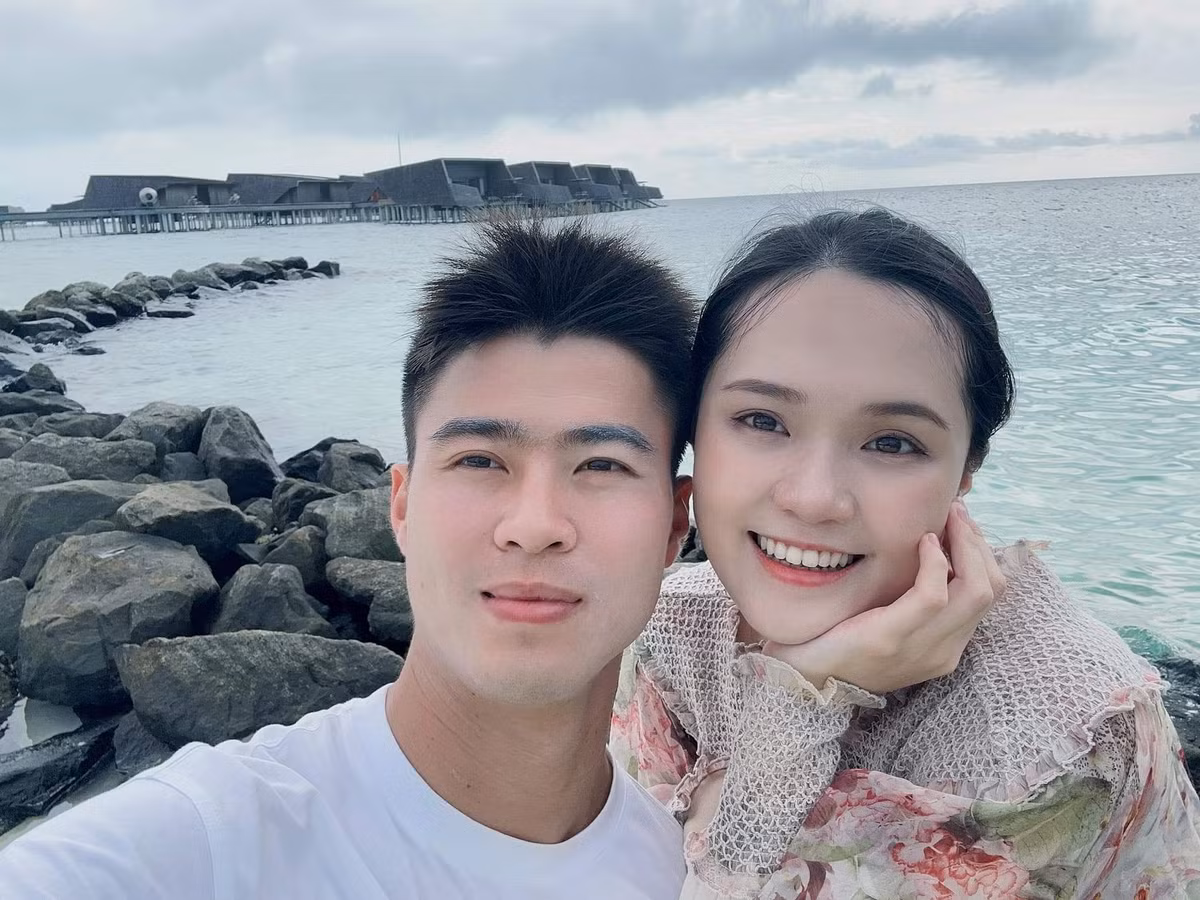 Hơn hai tháng sau khi sinh con gái, vợ Duy Mạnh đã lấy lại vóc dáng gọn gàng. Nàng WAG thu hút với nụ cười rạng rỡ, tươi tắn.