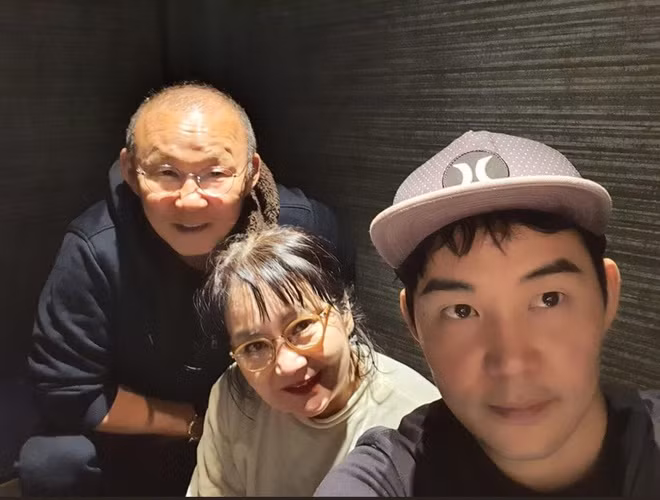 "Tôi chỉ biết đến bóng đá, còn việc nhà tôi gần như chẳng biết làm gì cả. Tất cả mọi thứ đều do vợ tôi quán xuyến. Nếu như không có vợ tôi, tôi không thể làm được điều mà tôi đang theo đuổi", thầy Park tâm sự.