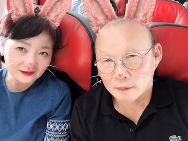 Trải qua 36 năm chung sống, bà Choi Sang-a vẫn luôn là người đứng phía sau ủng hộ, sát cánh cùng chồng.