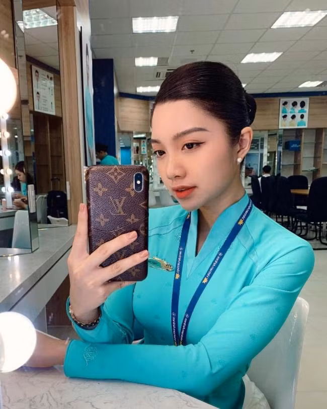 Người đẹp hàng không Kim My thường xuyên khoe vóc dáng chuẩn đẹp đồng hồ cát trong những thiết kế đồ bơi khoét hông cao ngút, khoe eo thon chân dài.
