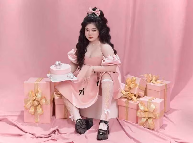 Nguyễn Thị Tú Quyên (biệt danh Quyên Emie) là hot girl được nhiều người biết đến từ năm 2019 khi những shoot hình đáng yêu của cô được lan truyền trên mạng xã hội.