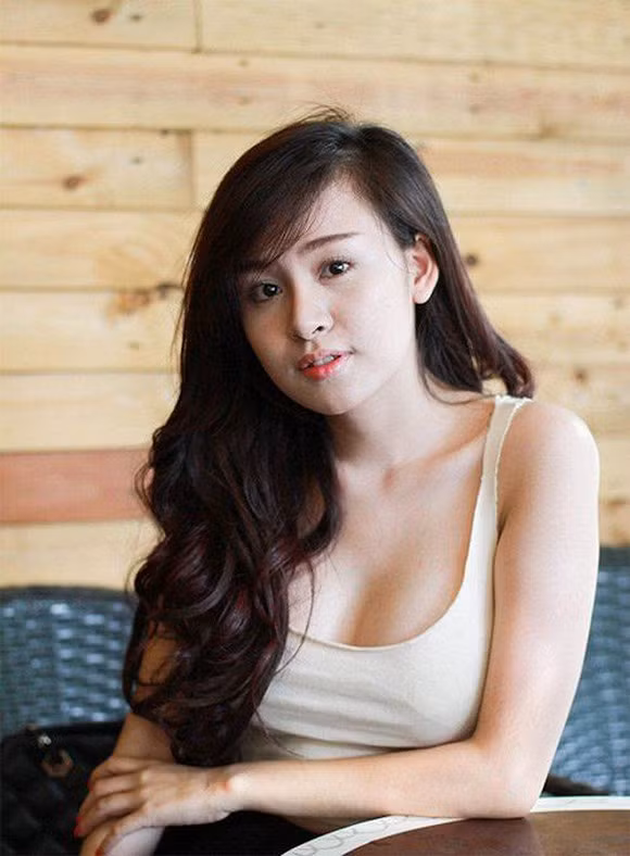 Không còn quá hở hang, Bà Tưng nay đã khác nhiều thay vào đó là sự kín đáo.