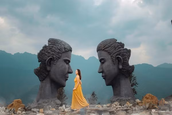 Thiên đường “Bali thu nhỏ” được nhắc tới nằm ngay thị trấn Sapa, cách nhà thờ đá khoảng 2km theo hướng chân cáp treo. Đây là một tổ hợp tiện ích gồm quán cà phê và dịch vụ lưu trú homestay.