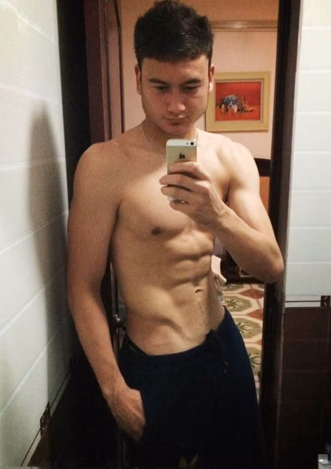 Với sự thân thiện, tài năng và đặc biệt là body vạn người mê, Đặng Văn Lâm sở hữu khối lượng fan khủng lồ.