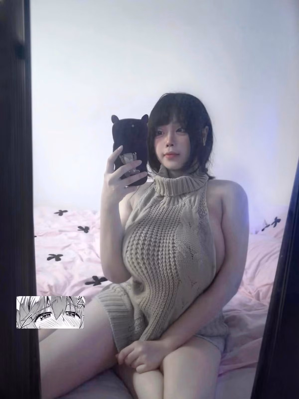 Bàn gaming của nữ game thủ được trang bị một chiếc máy tính cấu hình phù hợp, màn hình và thiết bị phụ trợ chơi game chuyên nghiệp như bàn phím cơ, chuột gaming… Đặc biệt, cô còn có một chiếc ghế chơi game giúp giữ tư thế ngồi tốt và giảm mệt mỏi trong những giờ chơi game liên tục.
