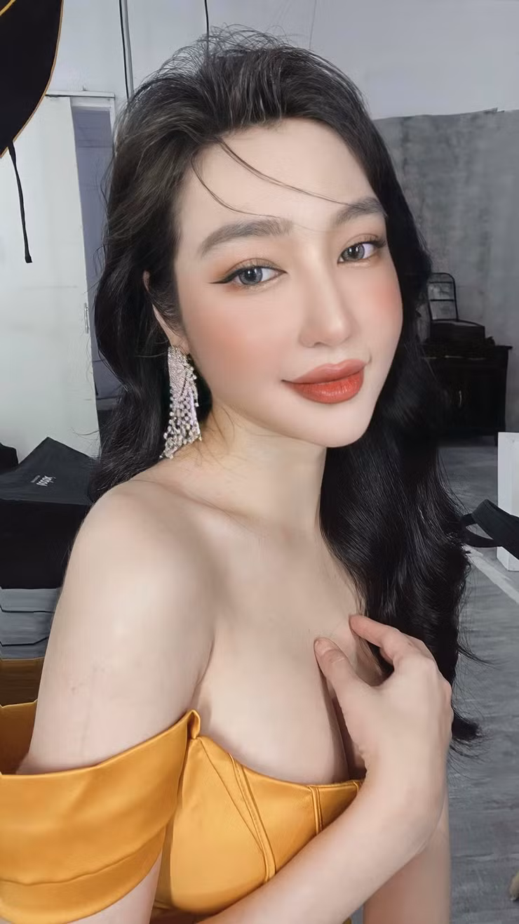 Elly Trần cũng là người đẹp Việt được biết đến đông đảo tại Thái Lan. Người đẹp sinh năm 1987 vốn nổi tiếng với phong cách quyến rũ. Điều này kéo theo cho cô không ít dị nghị.