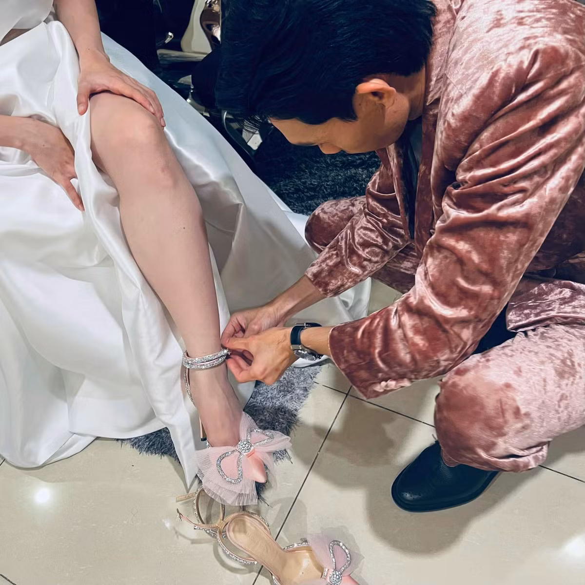 Cộng đồng mạng bày tỏ: "Không đọc chú thích còn tưởng anh chị đi cứu trợ đồng bào miền Trung", "Lúc lướt qua tôi cứ tưởng nghệ sĩ nào đi hỗ trợ bà con vùng bão lũ chứ ", "Nhìn giống hệt đi cứu trợ chứ du lịch gì", "Ninh Bình bất ổn quá nhỉ?", "Khuôn mặt 2 người có tính giải trí cao ghê ", "Đi du lịch gặp trời mưa mà còn phải mặc áo mưa nữa, nghĩ xem cáu không chứ", "Đi xong chuyến này về bà Mie giận ông Thanh tiếp"...