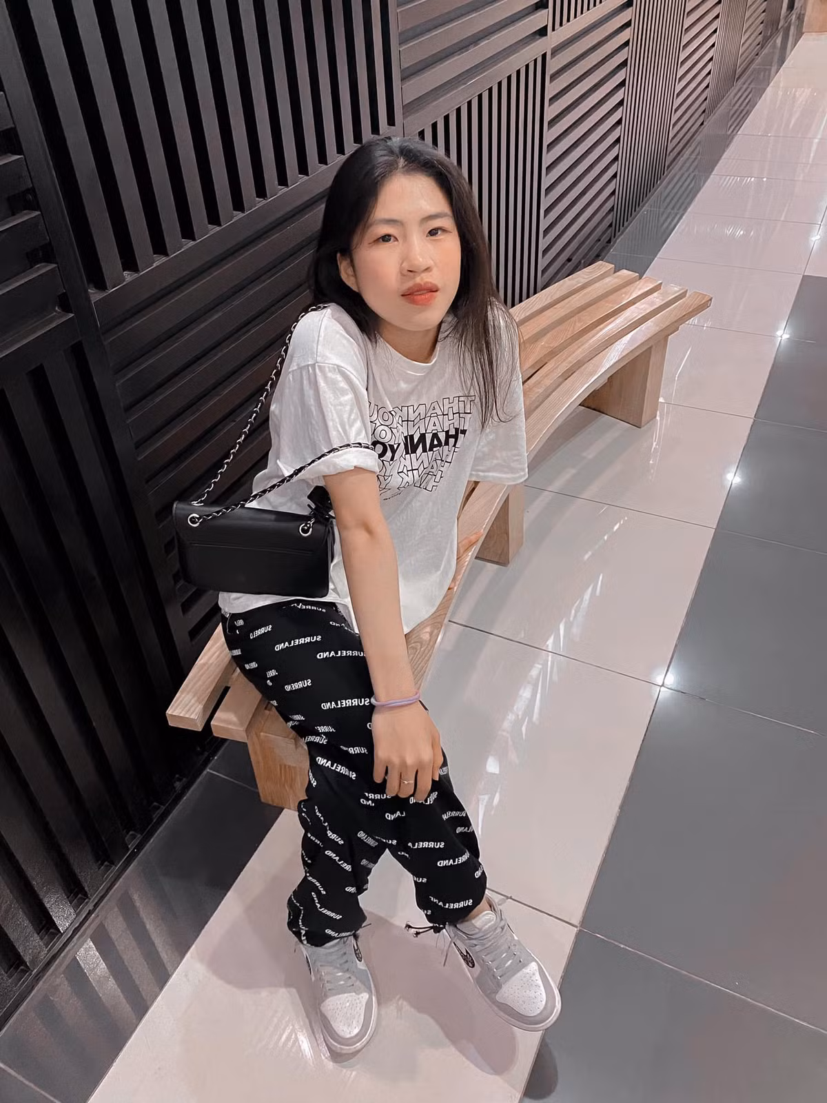 Trên sân Nhã nhanh nhẹn khéo léo, thể hiện là một chiến binh thực thụ, nhưng ngoài đời thì em là một thiên thần với vẻ đẹp tươi vui, khỏe khoắn.