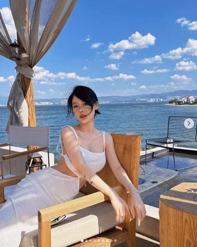Bí quyết để có vòng eo đẹp mướt mải của cô chủ shop nội y là tránh xa những món ăn nhiều dầu mỡ, tập trung ăn nhiều thịt nạc kết hợp uống thêm bột protein. Hàng ngày, cô cũng tập các động tác như plank, gập bụng để có cơ bụng rõ nét, rãnh bụng hằn sâu.