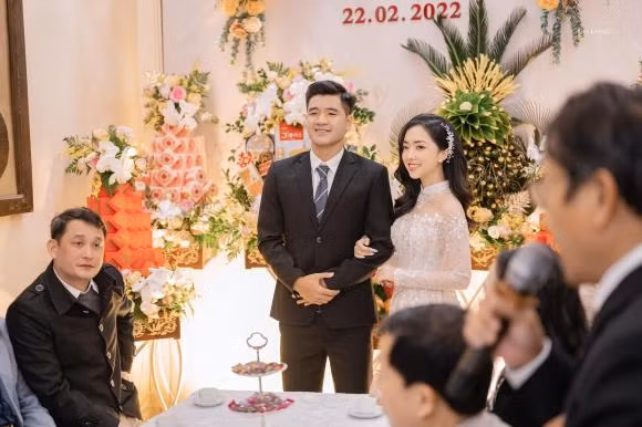 Sau ngày vui, bà xã Hà Đức Chinh đã có chia sẻ đầu tiên. Cụ thể, Hà Trang: "Chỉ biết nói rằng cảm ơn tất cả mọi người vì những lời chúc tốt đẹp nhật ạ. Cùng nhau bước sang một trang mới nhé Hà Đức Chinh".