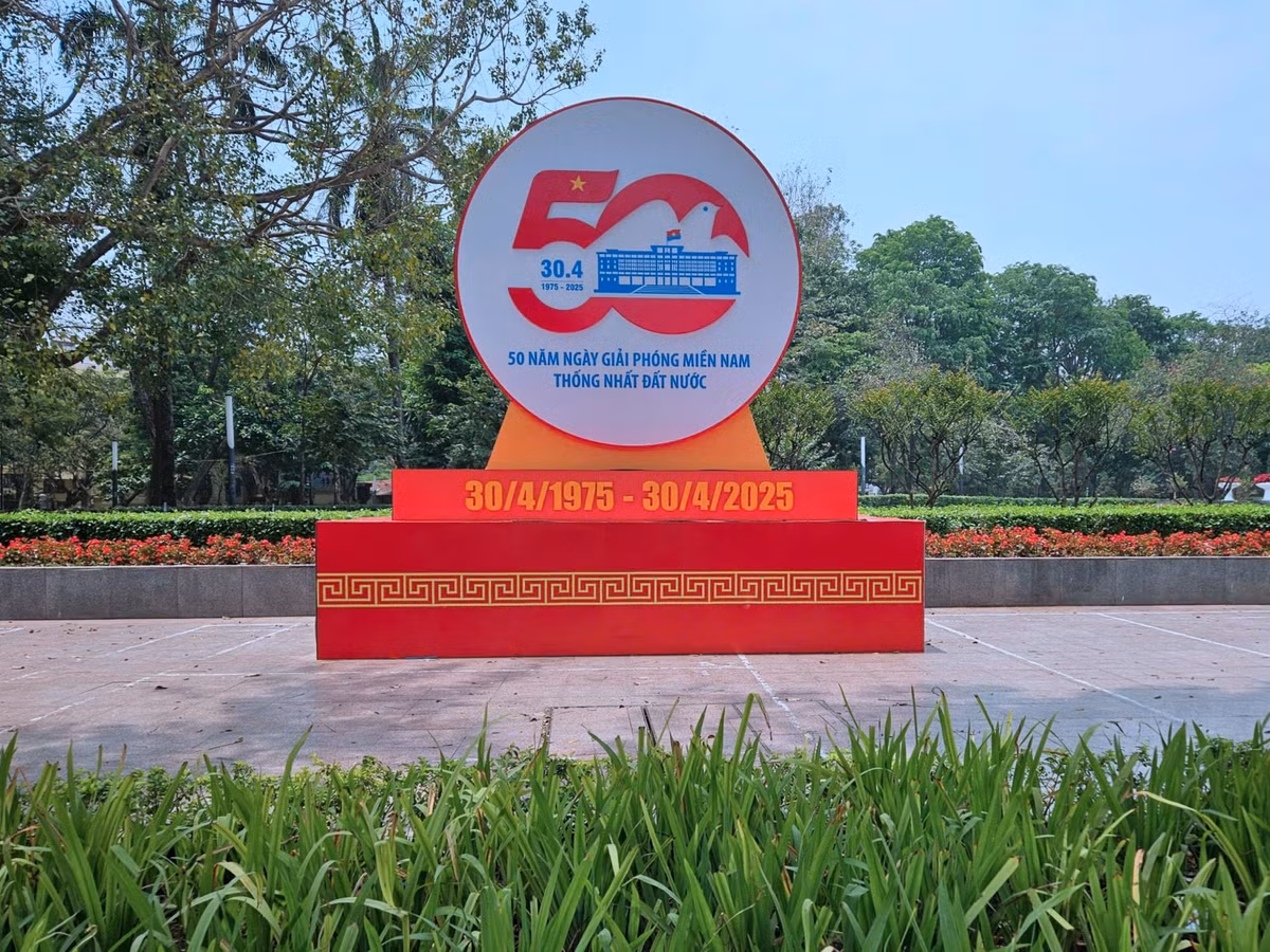 Từ những vườn hoa, con phố cũng được tô điểm bằng những băng rôn đỏ rực, khẩu hiệu nổi bật, thể hiện tinh thần yêu nước và lòng tự hào dân tộc.