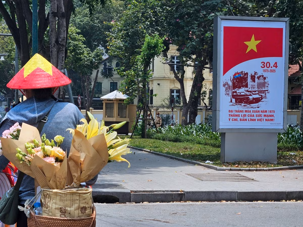 Những ngày cuối tháng Tư, Thủ đô Hà Nội khoác lên mình tấm áo mới rực rỡ sắc đỏ của cờ hoa, băng rôn, khẩu hiệu, tranh cổ động, chào mừng kỷ niệm 50 năm Ngày Giải phóng miền Nam, thống nhất đất nước.