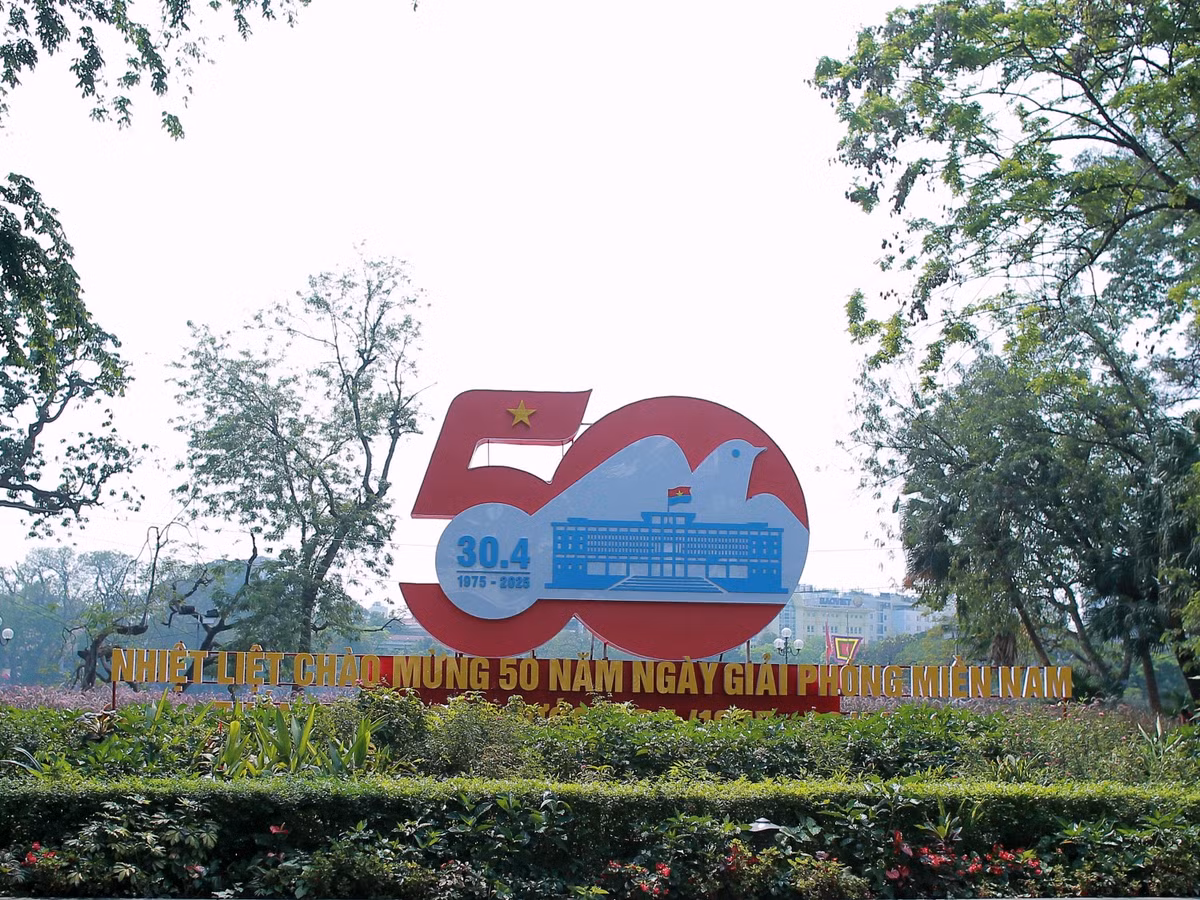 Khu vực quanh Hồ Gươm những tiểu cảnh chào mừng 50 năm Giải phóng miền Nam thống nhất Đất nước.