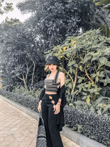 Trước đó, cư dân mạng cũng tích cực chia sẻ hình ảnh Trang Nemo xuất hiện với làn da nhăn nheo, bị bóc vẩy từng mảng, trông chẳng khác nào "mãng xà" lột da, nhìn rất ám ảnh.
