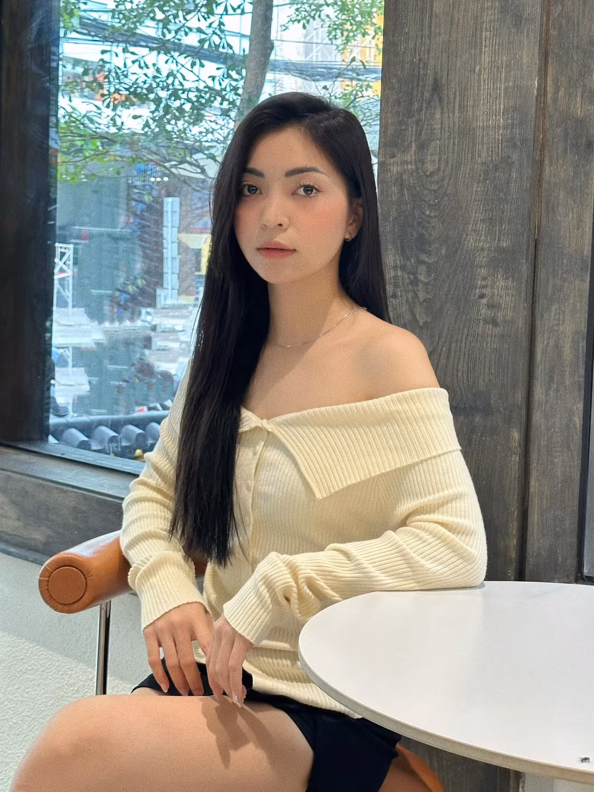 Cái tên Nhật Lê có lẽ là cái tên không quá xa lạ. Cô nàng sinh năm 1999 tại Quảng Nam, từng là bạn gái lâu năm và được công khai đầu tiên của cầu thủ Quang Hải. Cả hai bắt đầu hẹn hò từ năm 2016 khi cô đang theo học tại Đại học Thăng Long.