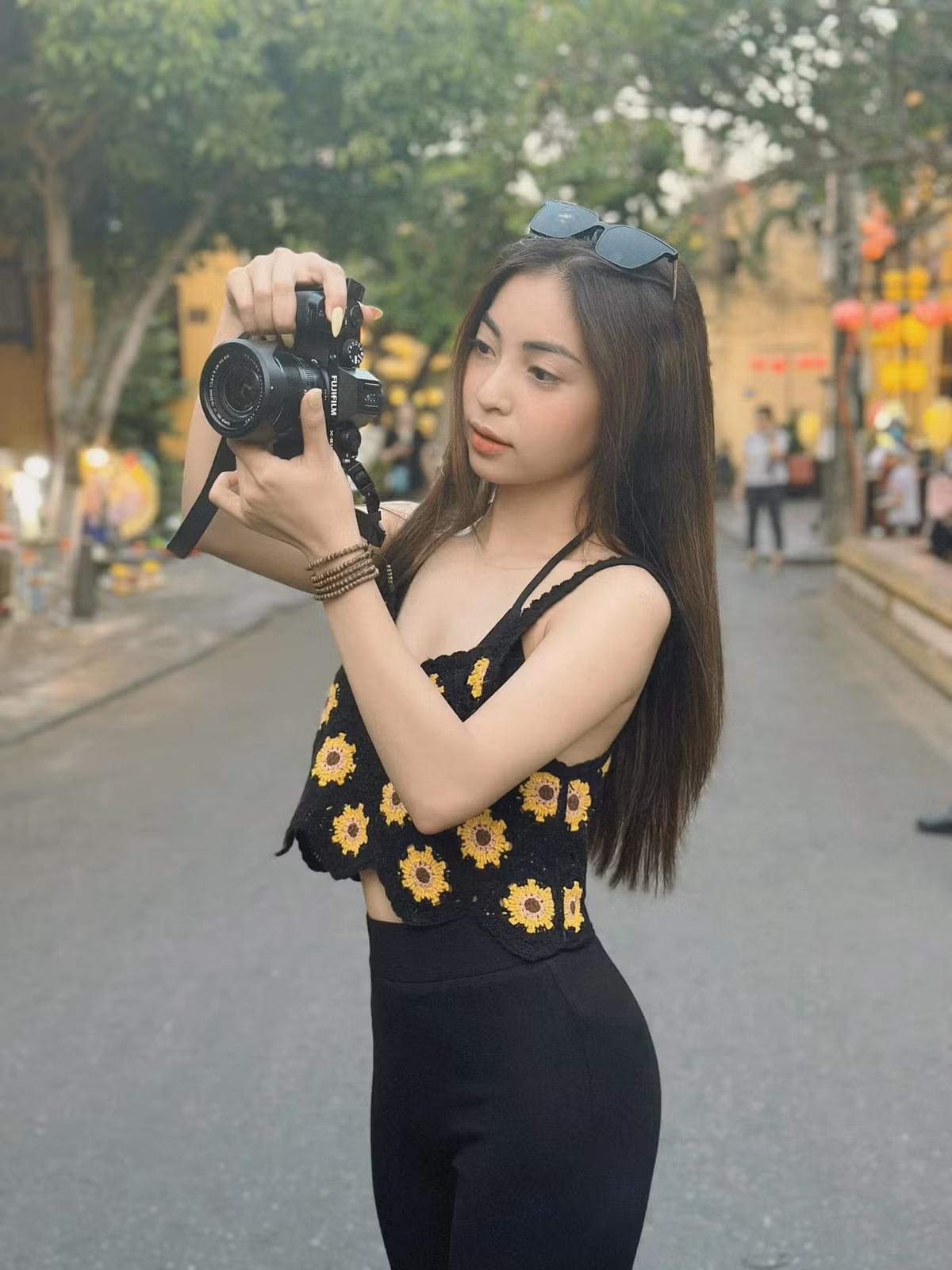 Ở thời điểm 2018, khi đội tuyển Việt Nam ở đỉnh cao phong độ, sau kì tích giành ngôi Á quân U23 châu Á ở Thường Châu, Nhật Lê là nàng WAG hot nhất thời điểm ấy khi thường xuyên xuất hiện trên khán đài các sân vận động để cổ vũ đội tuyển Việt Nam và bạn trai thi đấu.