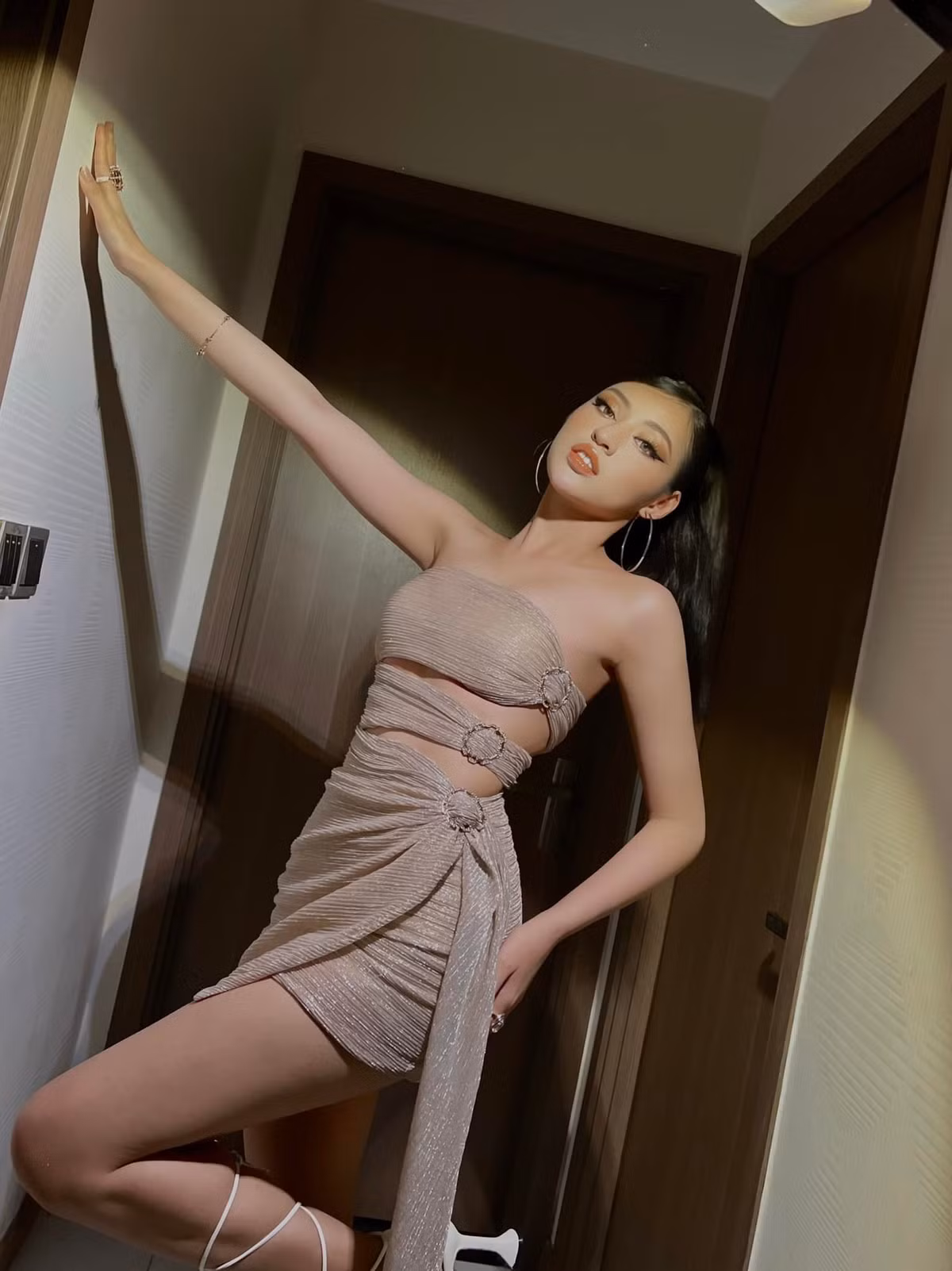 Chưa hết, Thanh Tâm còn thử sức với vai trò MC trên một chương trình của VTV.