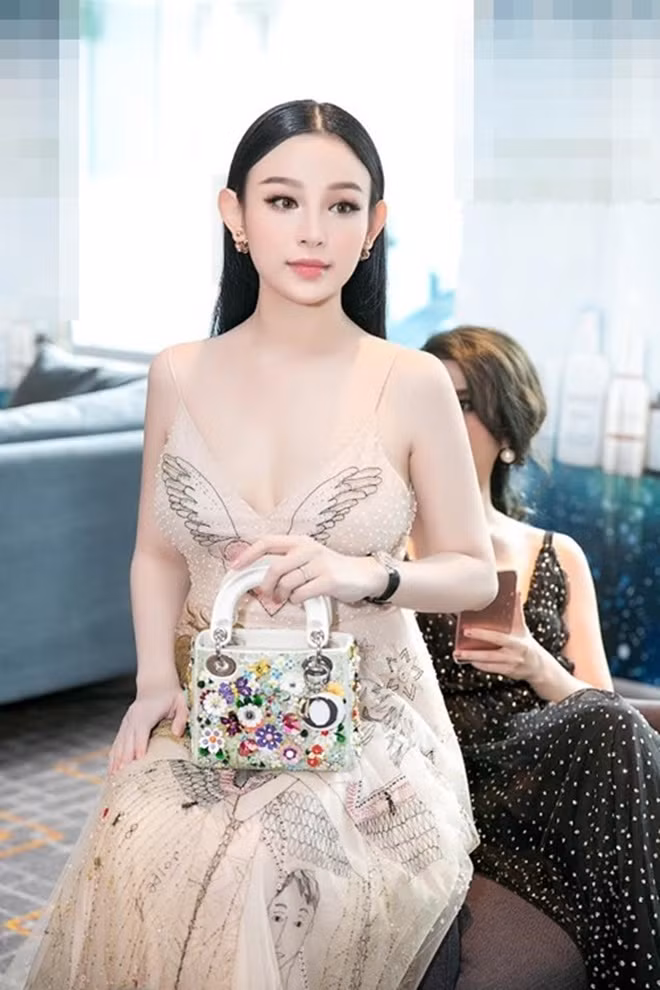 Vừa có chồng giàu có, hết mực quan tâm, Huyền Baby còn rất may mắn khi được mẹ chồng chiều chuộng hết mực.