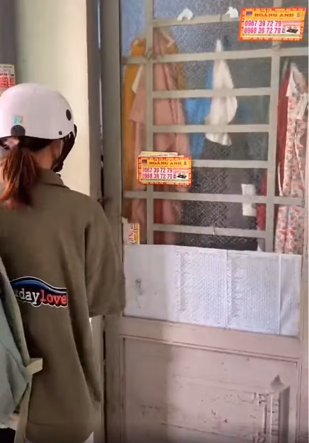 Một trong những nỗi ám ảnh kinh hoàng sau khi quay trở lại phòng trọ là mở tủ lạnh ra và đập vào mắt là một mớ hỗn độn.