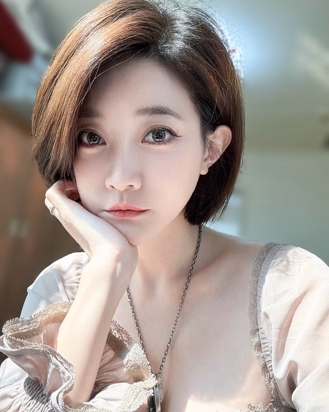 Bên cạnh việc đăng tải các nội dung về yoga, nữ streamer này cũng rất chịu khó update hình ảnh đời thường của mình, và tất nhiên cũng với phong cách cực kỳ gợi cảm.