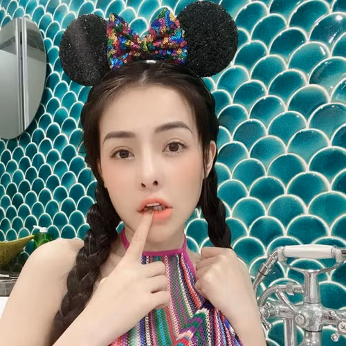 Những lần hiếm hoi diện trang phục "kín cổng cao tường" của Ngân 98.