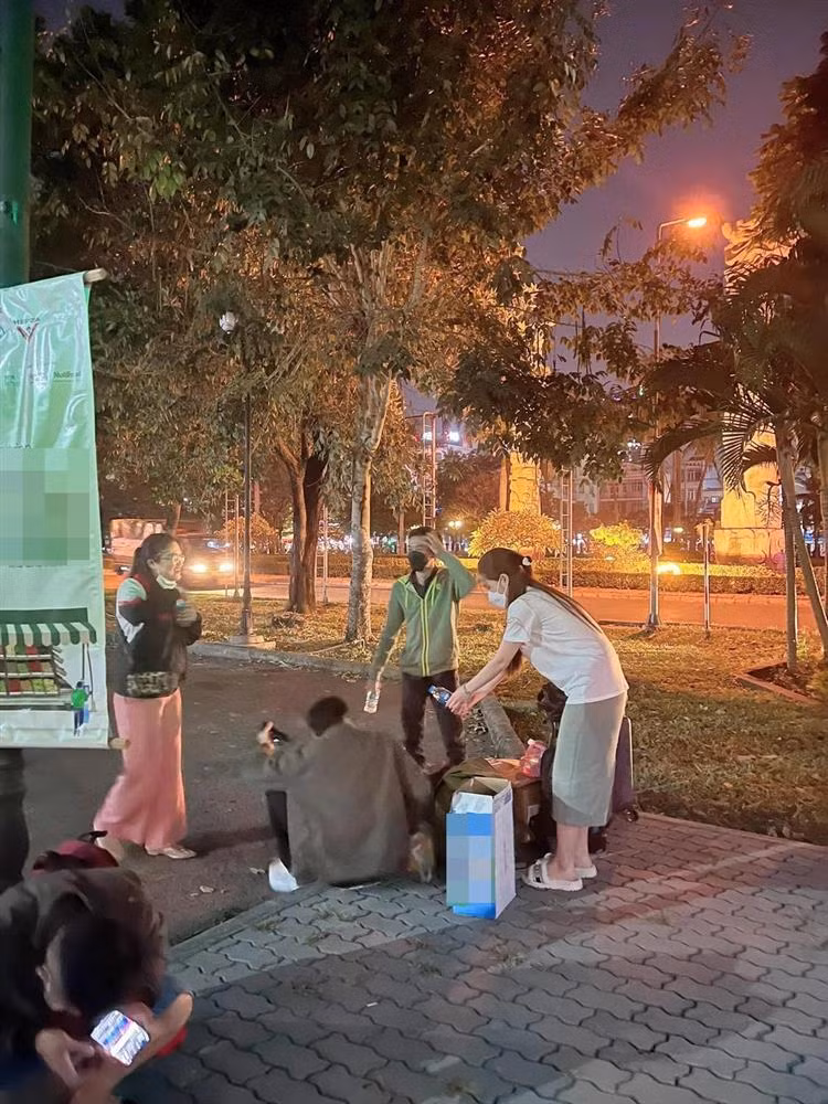 "Nữ đại gia quận 7" bị "bom" 800 vé giúp bà con về quê Ngày 24/1, "nữ đại gia quận 7" Đoàn Di Băng thông báo tặng 1.000 vé xe 0 đồng cho bà con nghèo về quê ăn Tết tại 2 tuyến đường miền Tây và Nam Trung Bộ.