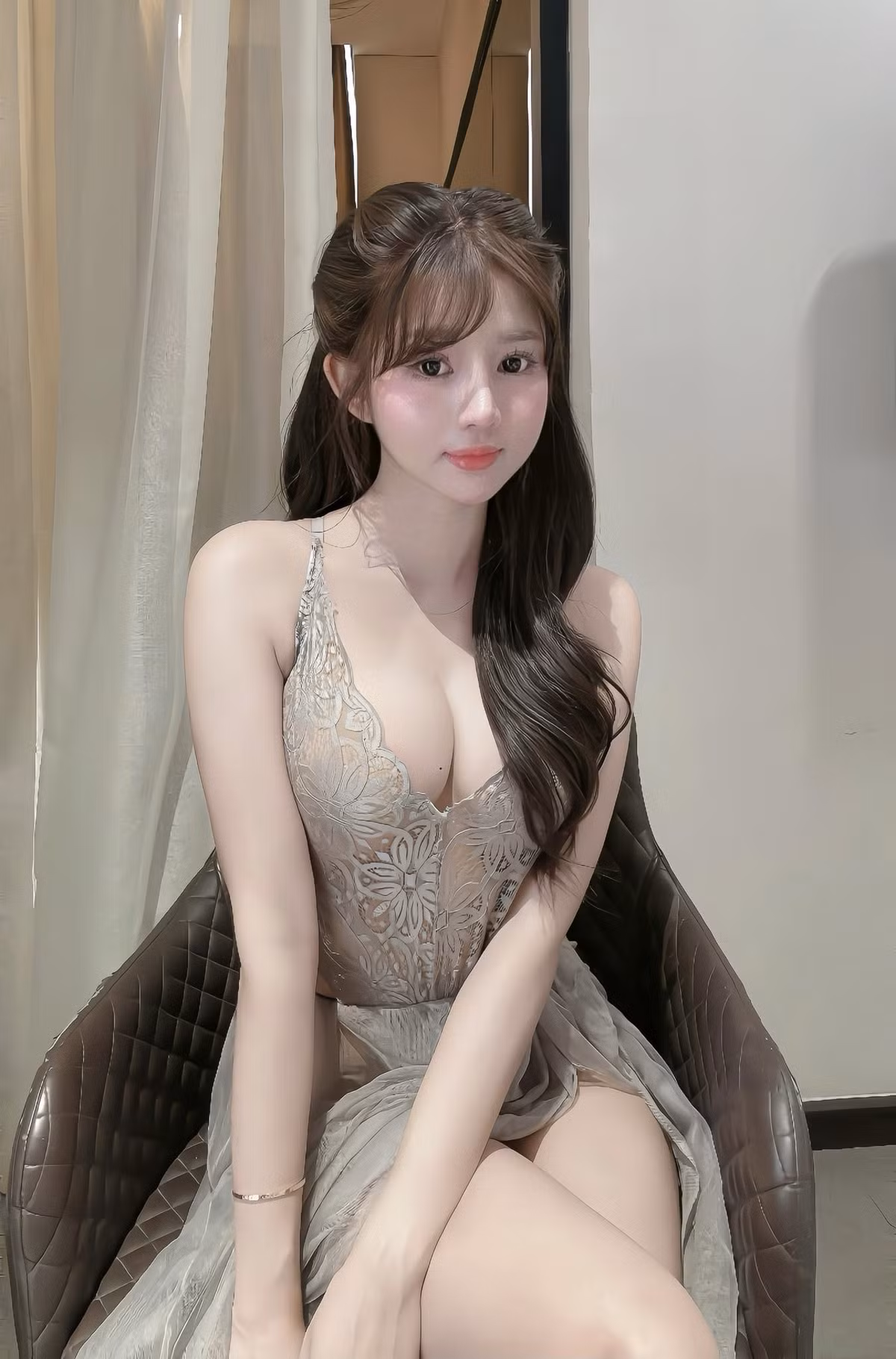 Huỳnh Mai Linh sinh năm 2002, dù tuổi đời còn khá trẻ nhưng đã nhanh chóng chiếm được tình cảm của nhiều người hâm mộ nhờ vào nhan sắc và phong cách đầy cuốn hút.