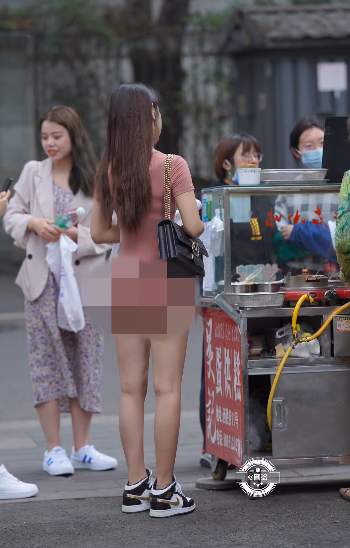 Diện đồ bó chẽn vào cơ thể, cô gái để lộ vòng 3 in hằn lên lớp vải mỏng tạo ra sự phản cảm không hề nhẹ.