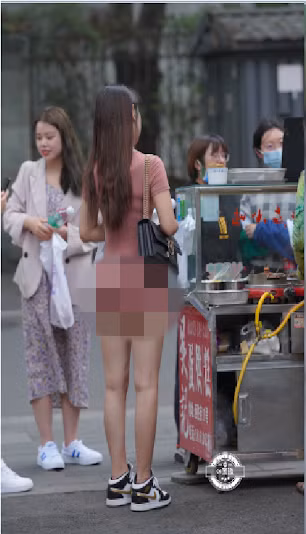 Mới đây, một tài khoản trên MXH Facebook đã đăng tải video cô gái Trung Quốc diện thiết kế liền thân lộ thân hình "phô phang" trở thành đề tài được netizen bàn tán.
