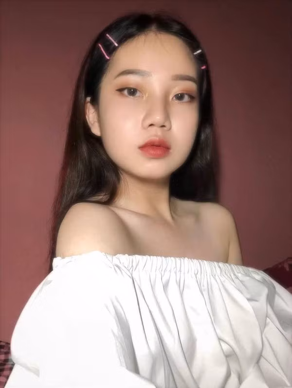 Uyên Vy sở hữu số đo 3 vòng khá lí tưởng 96-60-97. Nhan sắc đẹp, thân hình hoàn hảo, chính vì vậy, dù đang là học sinh nhưng cô bạn này nhận được mời tham gia vào rất nhiều dự án khác nhau, từ việc làm KOLs, làm người mẫu ảnh…