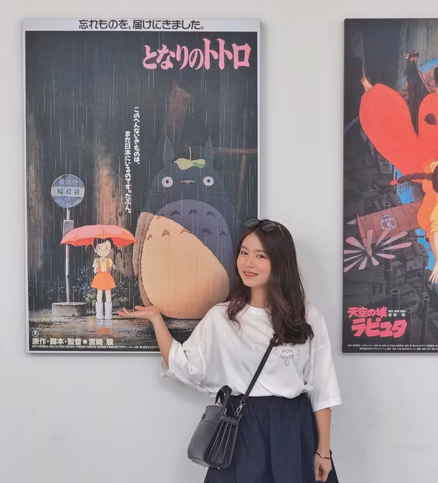 Từ diện mạo, style ăn mặc cho đến phong cách khi chụp ảnh của cô nàng hot girl sinh năm 1996 đều toát lên sự trong sáng, ngọt ngào đến “đốn gục” người nhìn.