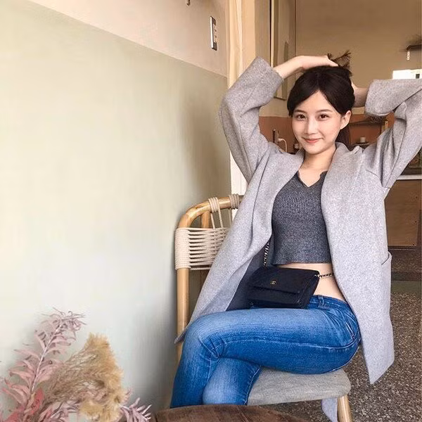 Không chỉ có gương mặt được ví "nữ thần", Liu còn có thân hình gợi cảm, vòng một nóng bỏng thu hút mọi ánh nhìn.