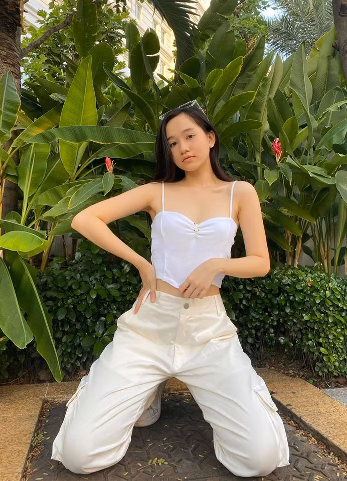 "Mắt Biếc" không chỉ là bộ phim gây sốt thời gian qua mà nó còn là bệ phóng cho không ít các gương mặt diễn viên trẻ tới công chúng. Trong đó, điển hình có cô nàng Trúc Anh thủ vai Hà Lan trong bộ phim của NSX Victor Vũ.