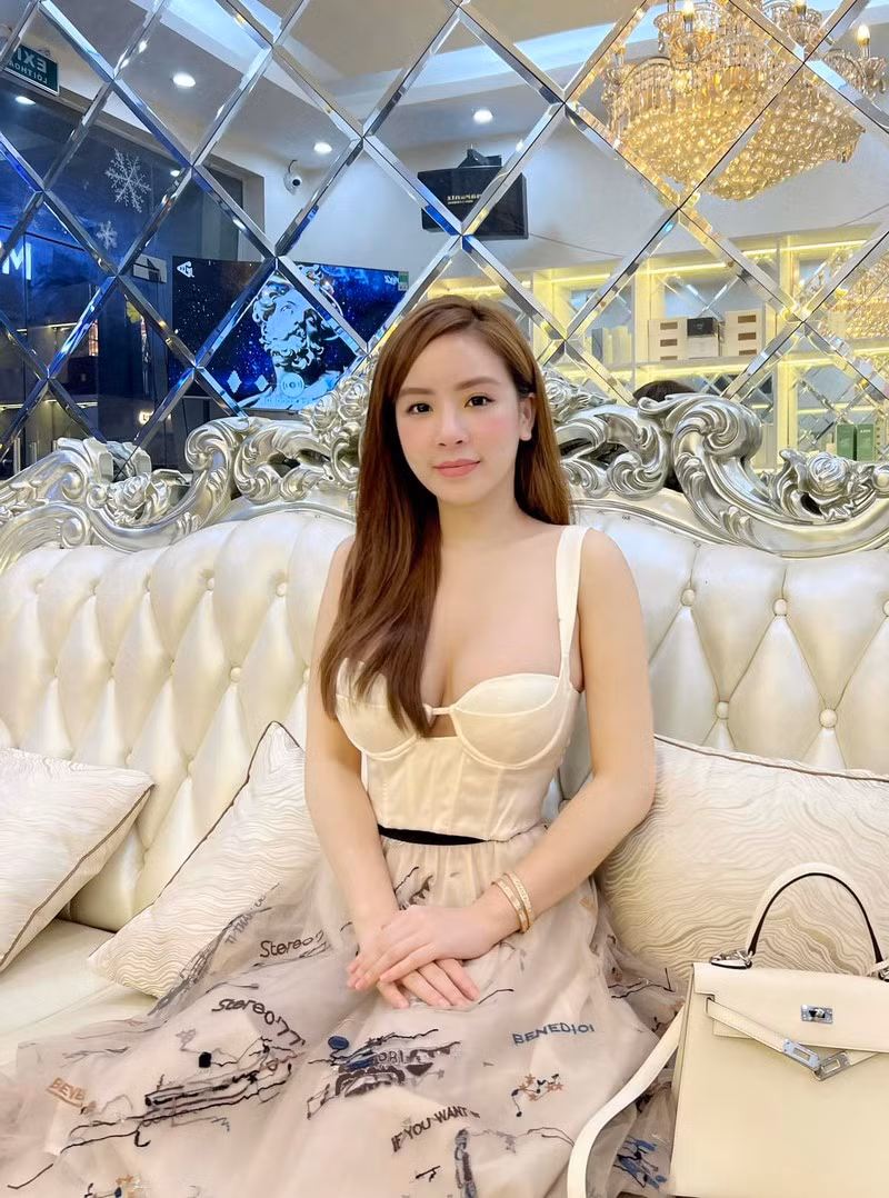 Phương Bora cũng là một tín đồ hàng hiệu thực thụ. Trong BST của mình, cô nàng có rất nhiều chiếc túi đến từ các thương hiệu lớn trên thế giới như Dior, Chanel, Gucci, LV,...