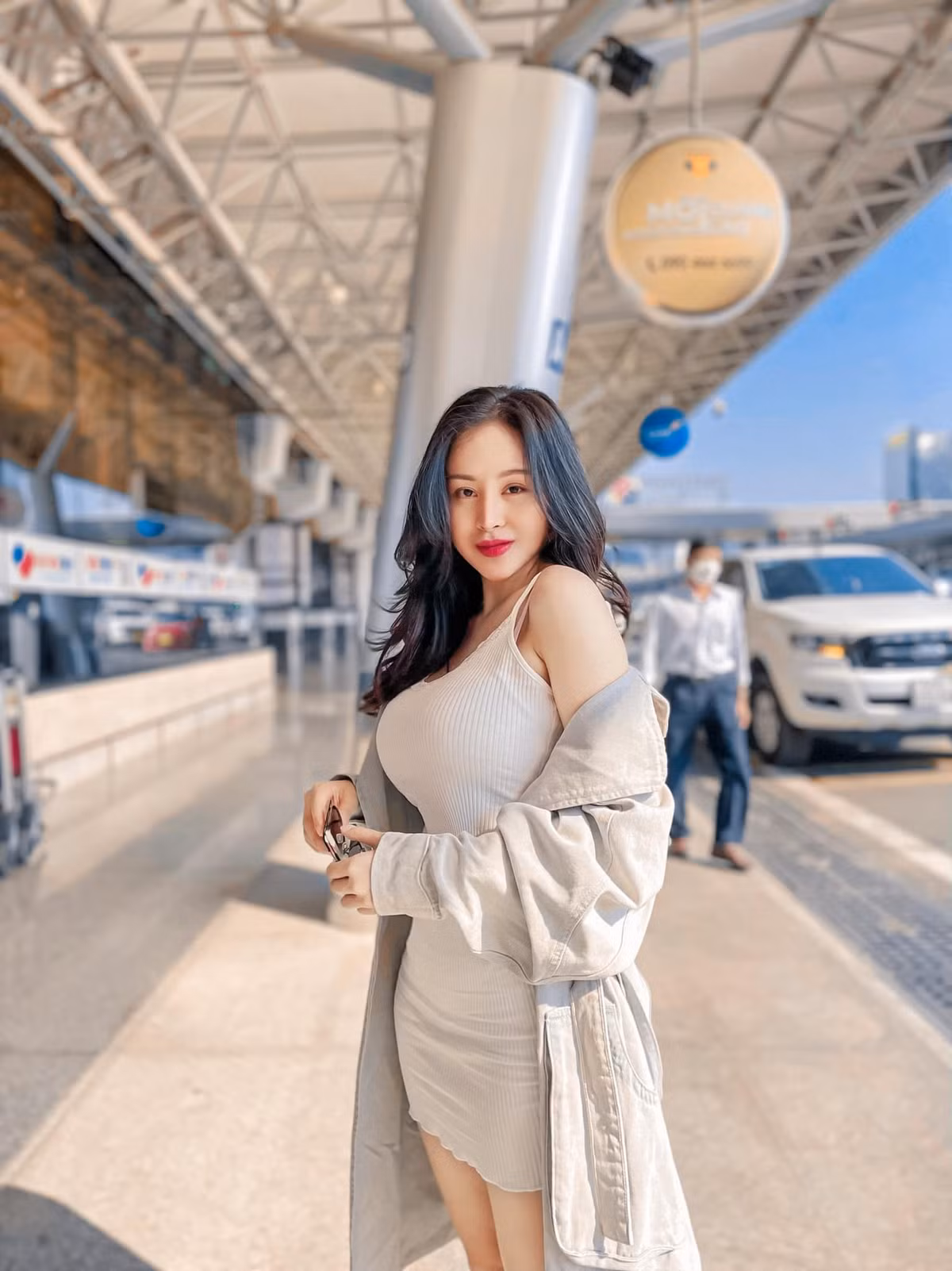 Bà Tưng chia sẻ thêm, khi cô mua căn hộ đầu tiên cũng là lúc bất động sản nằm ở đỉnh cao, cứ mua là có lời. Số tài sản ấy không nhiều, giờ tài sản của gái xinh này cũng bình thường. Cũng nhờ cái tính người miền Trung chịu khó và tiết kiệm nên cũng đủ sống.