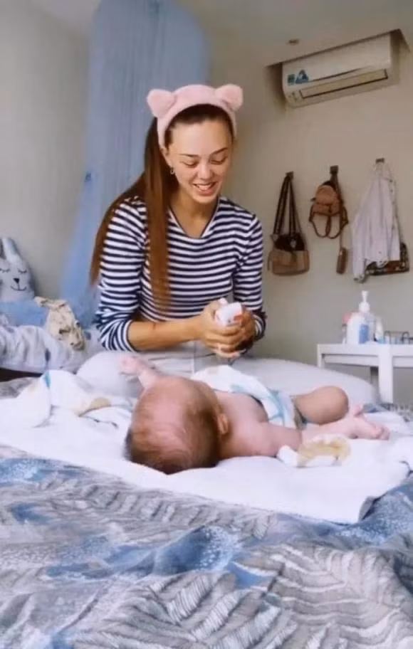 Dù không lung linh, song bà xã Bùi Tiến Dũng cũng khiến công chúng xuýt xoa trước nhan sắc thực xinh đẹp.