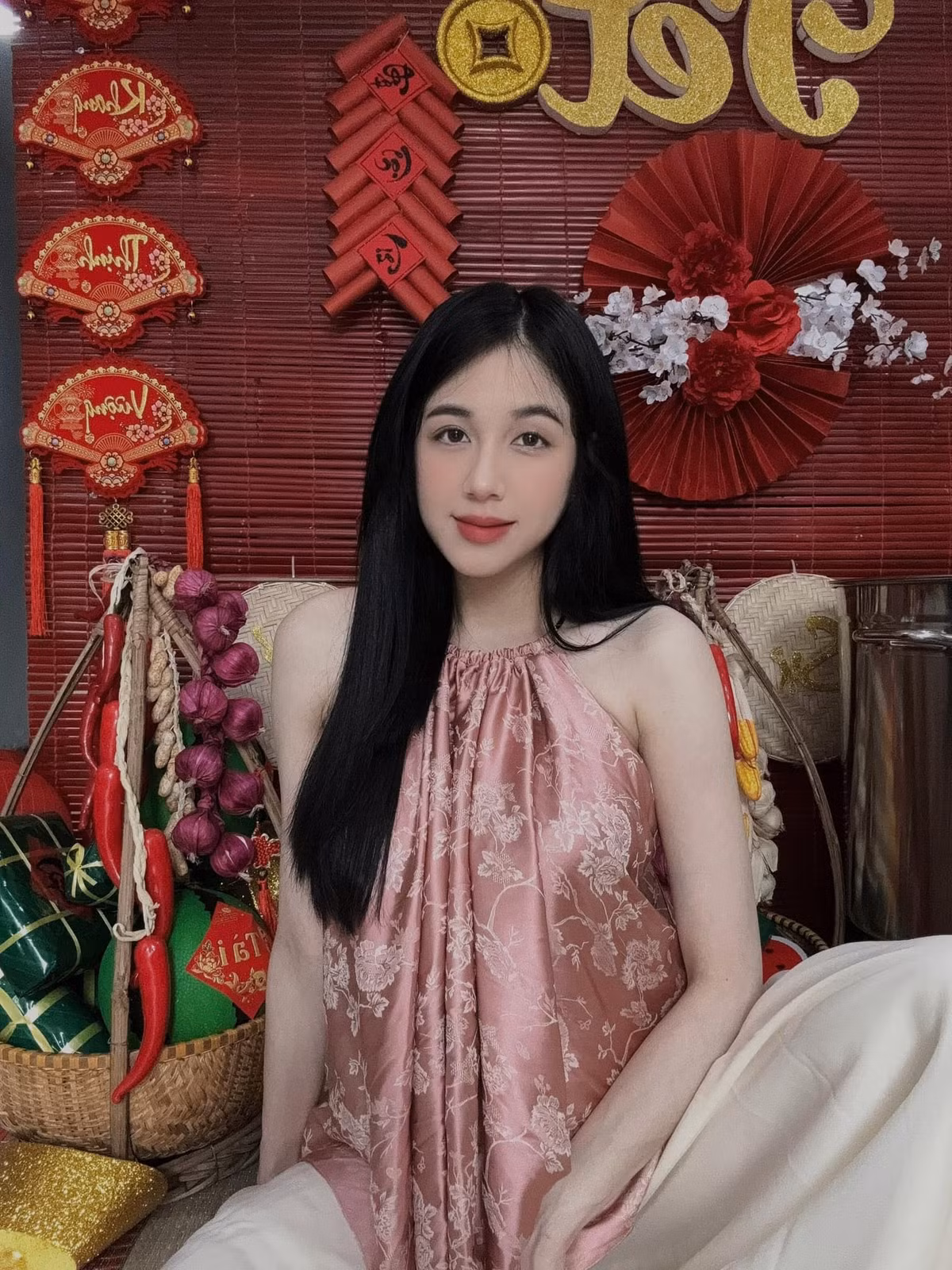 Thêm phần nhan sắc ngày càng mặn mà của Trân Mèo không chỉ khiến người hâm mộ phải xuýt xoa mà còn khẳng định được sức hút mạnh mẽ của cô trong cộng đồng mạng.