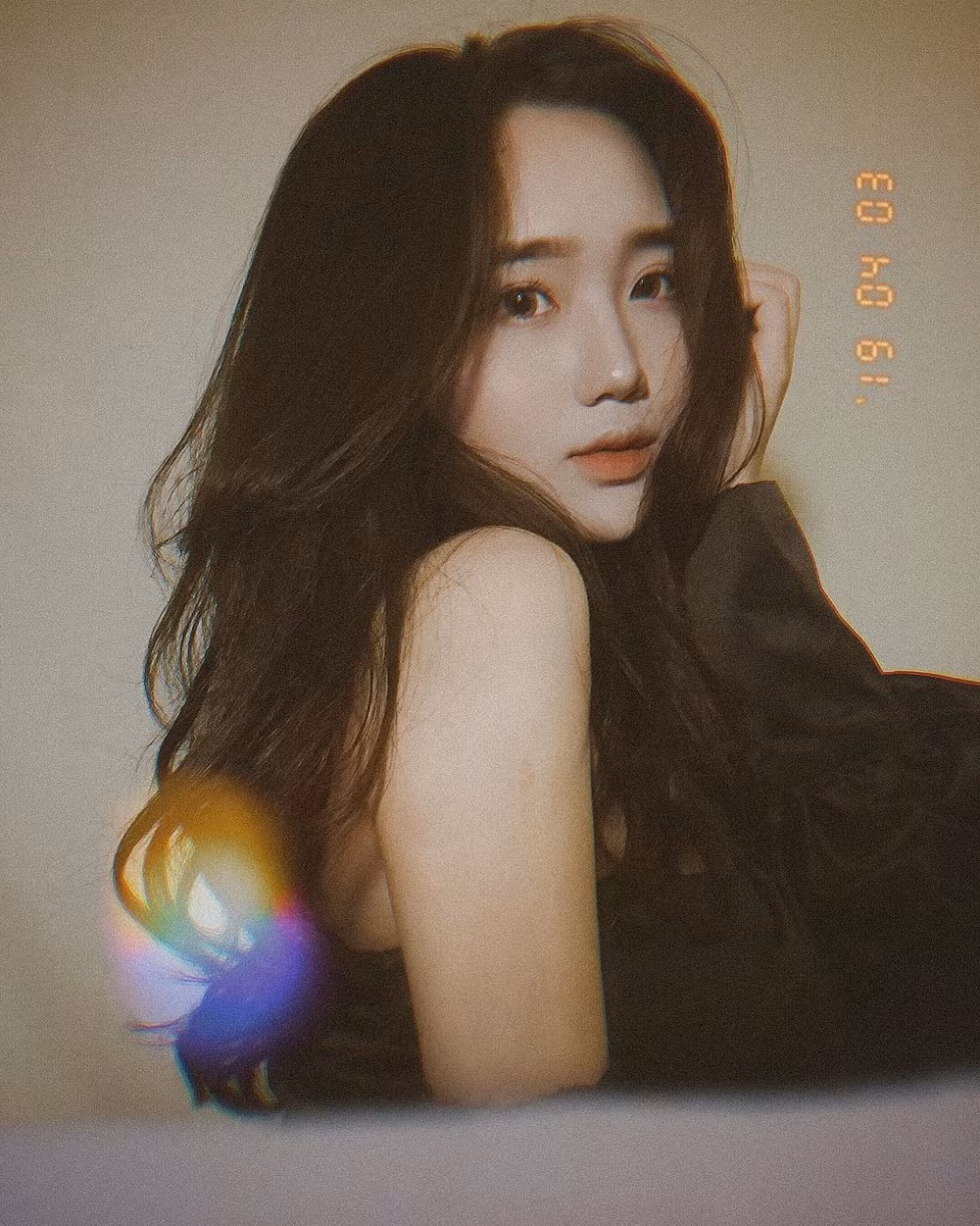 Hồng Vân sở hữu sống mũi thẳng, làn da trắng, nét nào chuẩn nét đó, nên dù trang điểm đậm hay nhạt, nhan sắc của cô nàng trông cũng rất hoàn hảo.