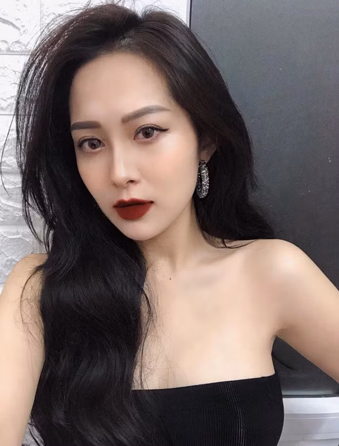 Hàng My thường xuyên "đốt mắt" cư dân mạng với những shoot hình nóng bỏng, mang hơi hướng phóng khoáng và hiện đại.