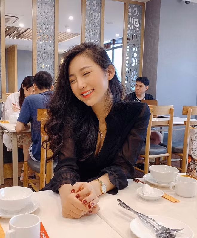 Kể cả khi mặc đồ "bánh bèo" nữ tính, Huyền Trân cũng khiến người ta xao động vì vẻ đẹp của mình.