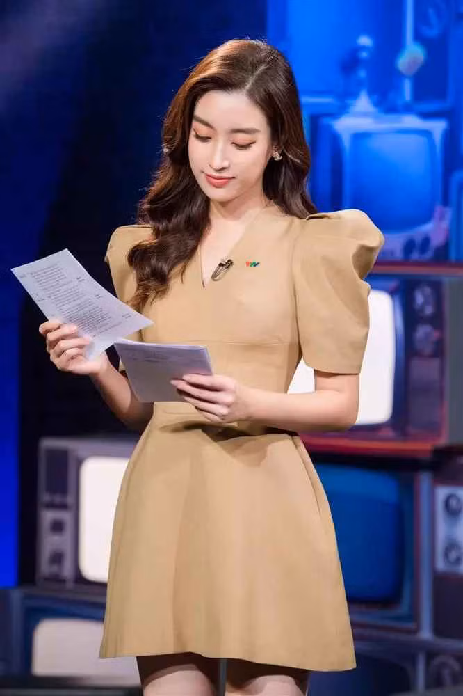  Đỗ Mỹ Linh ưu ái những loại sơ mi đi kèm quần tây hoặc đầm liền theo tiêu chí trơn màu, tối giản, kín đáo trong cách mix và đặc biệt là không hở ngực để đảm bảo tuân thủ quy định của nhà đài.