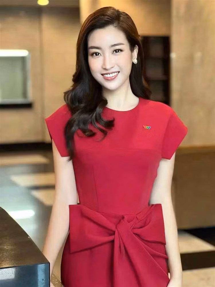 Mỹ Linh cũng trung thành với 2 kiểu tóc đơn giản là buông xõa uốn xoăn hoặc buộc búi để hòa nhập với phong cách công sở.