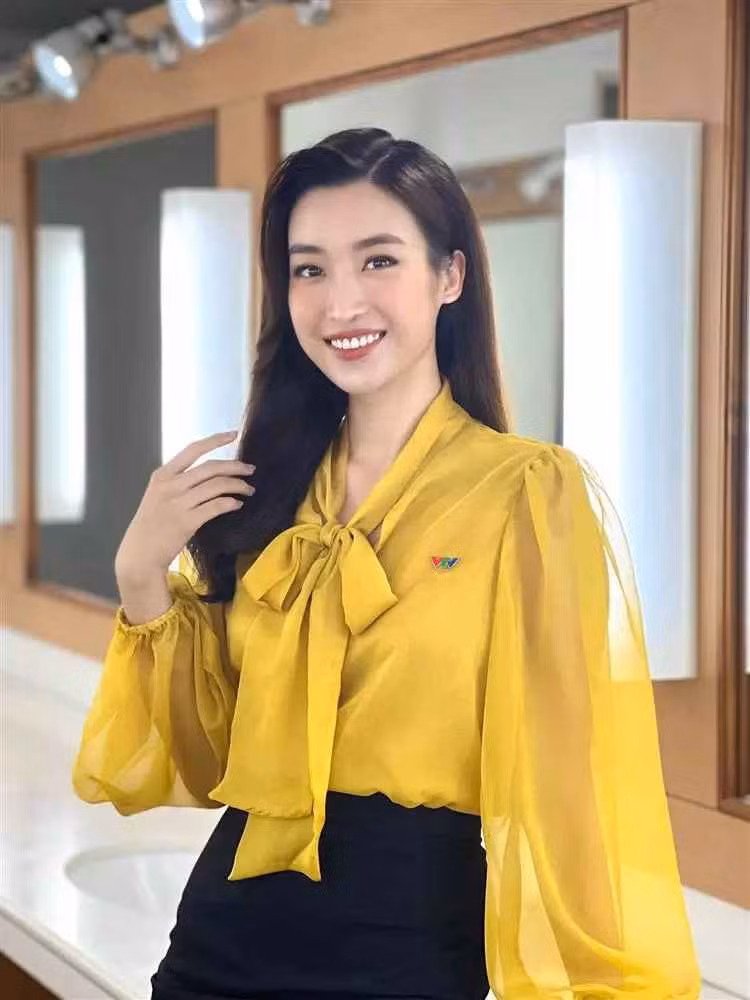 Ngoài những màu trung tính và trầm như nude, beige, Đỗ Mỹ Linh cũng "chơi" với màu sắc khi lựa chọn các tông màu rực rỡ hơn như vàng, hồng cánh sen, đỏ mận...