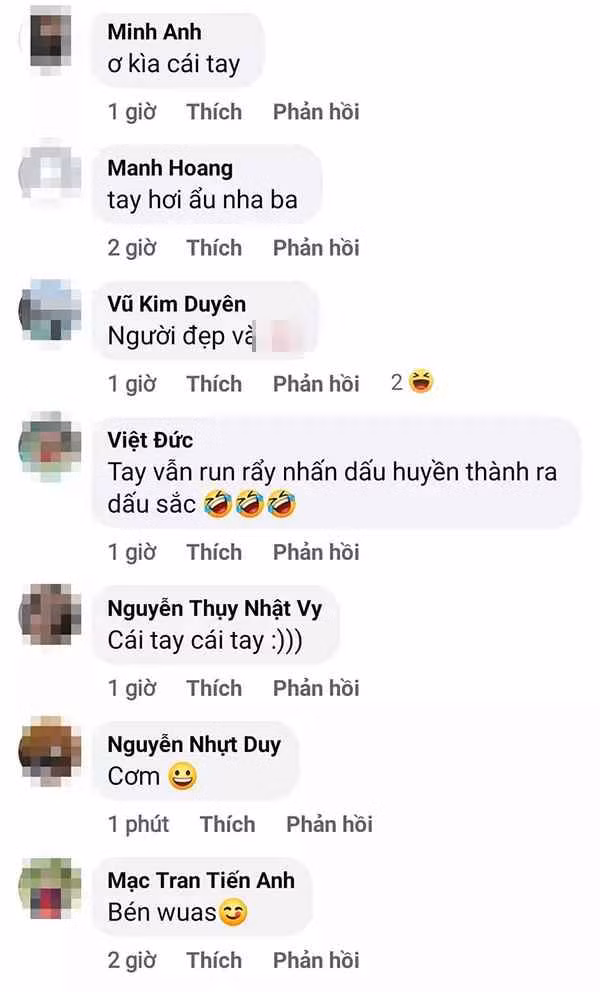 Thế nhưng, tâm điểm chú ý lại đổ dồn vào bàn tay của nam chính. Theo đó, thay vì ôm eo, tay của Xemesis lại đặt hơi cao, chạm vào vòng 1 của vợ.