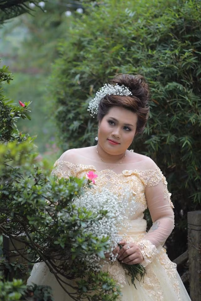 Nhìn vào những bức ảnh, chắc nhiều người sẽ lầm tưởng đây là ảnh cưới được chụp từ những năm 2000, bởi cả màu ảnh lẫn cách make-up cho cô dâu dường như không hợp thời chút nào.