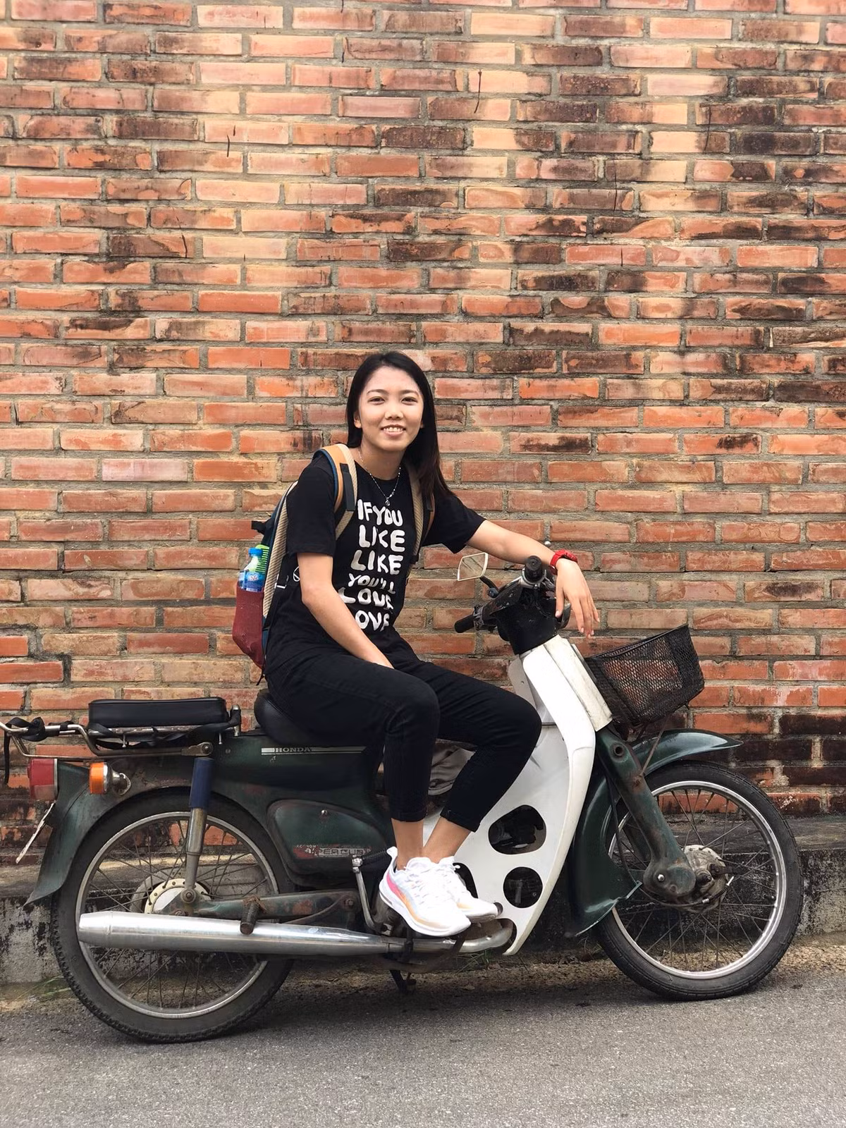 Để "đổi gió" thỉnh thoảng, nữ tuyển thủ đội tuyển bóng đá nữ Việt Nam còn ăn vận và chụp ảnh kiểu xa xưa khiến ai nhìn vào cũng thích thú.