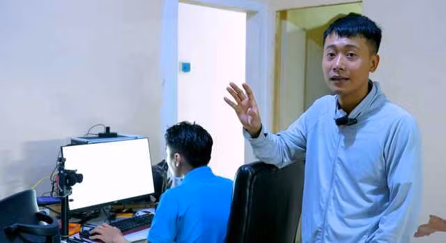 Theo đó, khoảng 21 giờ tối ngày 2/4, Quang Linh bất ngờ thông báo chuyện anh bị hack mất kênh Youtube "Quang Linh Vlogs - Cuộc sống Châu Phi" với hơn 3,83 triệu người theo dõi.